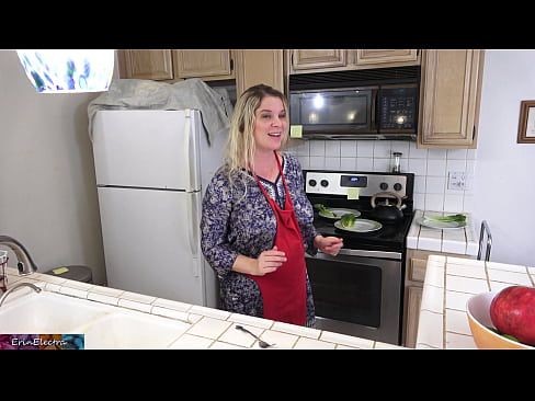 ❤️ Stepmom Mëllech him an der Kichen virun sengem Datum Pornovideo op Porno lb.loanworld.top