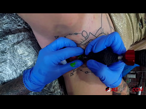 ❤️ Extrem tattooed Hottie Sully Savage krut en Tattoo op hirem Klitoris Pornovideo op Porno lb.loanworld.top